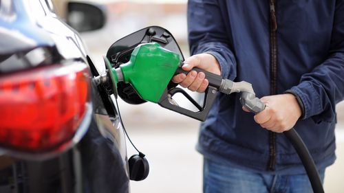 Ordonanța cu măsuri pentru carburanți va fi adoptată joi. PSD și PNL, din nou în conflict. Sindicatele au refuzat întâlnirea cu premierul Bolojan pentru că aveau întâlnire cu Sorin Grindeanu. PSD plusează și cere scăderea accizelor