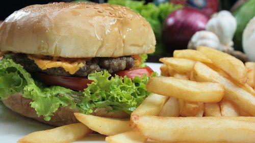 „Eu nu fac diferența între burgerul din carne și burgerul vegetal. Merge berea și cu burgerul vegetal” – chef Adrian Solzaru / Ziua Internațională a Burgerului