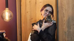 EXCLUSIV | Constelații cu pisici. Psihologul Laura Albu aduce o abordare inedită în terapie: ,,Pisicile creează spațiul în care clientul își poate „descurca” gândurile și emoțiile’’ / Cum decurge o ședință de vindecare și cât costă experiența (VIDEO & FOTO)