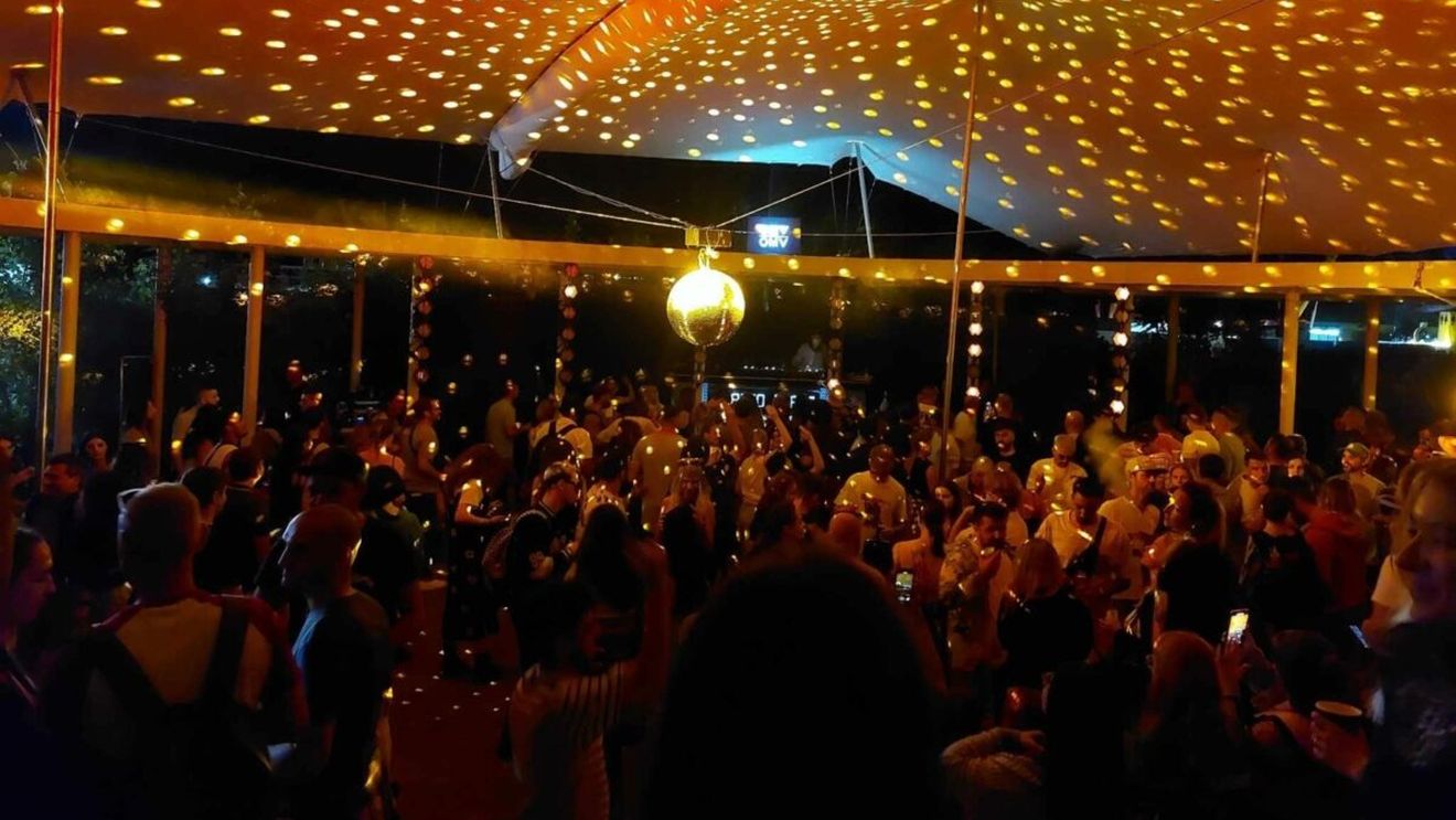 GALERIE FOTO Cele mai intense momente în a doua zi la Electric Castle: Cum au dansat două românce pe scenă cu Macklemore/ George Ezra, pentru prima oară în România