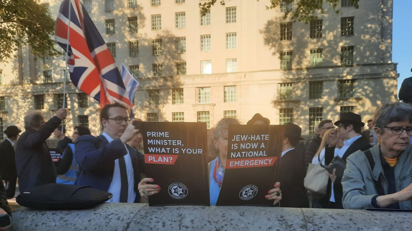 GALERIE FOTO Demonstrație a comunității evreieşti în apropierea reședinței premierului britanic din Downing Street 10, după atacul antisemit din Londra: "Domnule premier, care este planul dumneavoastră?"