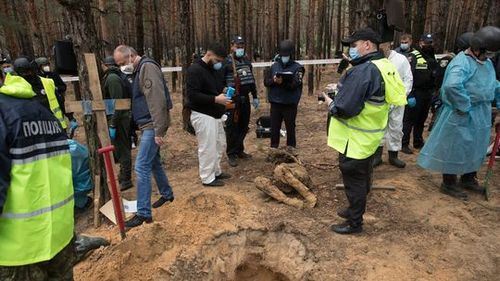 Emmanuel Macron condamnă ”în cei mai fermi termeni” atrocităţile comise la Izium, unde au fost descoperite sute de cadavre