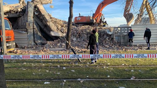 Un perete s-a prăbușit pe linia de tramvai, în Sectorul 5 din Capitală, în timpul demolării unei clădiri/ Tramvaiele sunt blocate