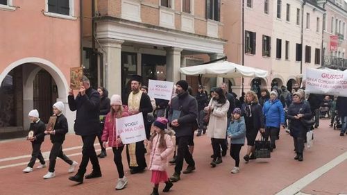 Protest al comunității moldovene și românești din Mestre, Veneția, după ce a rămas fără biserică / Slujbele se țineau într-o biserică grecească, însă proprietarul refuză să-i mai găzduiască / ”Municipalitatea din Veneția să găsească o soluție și pentru noi”