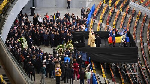VIDEO FOTO Imagini emoționante la Arena Națională: Daniel Pancu, în genunchi lângă sicriul lui Mircea Lucescu / Șumudică a izbucnit în plâns / Traian Băsescu a stat de vorbă cu Răzvan Lucescu / Ultima zi în care oamenii pot să-i aducă un ultim omagiu lui „Il Luce”