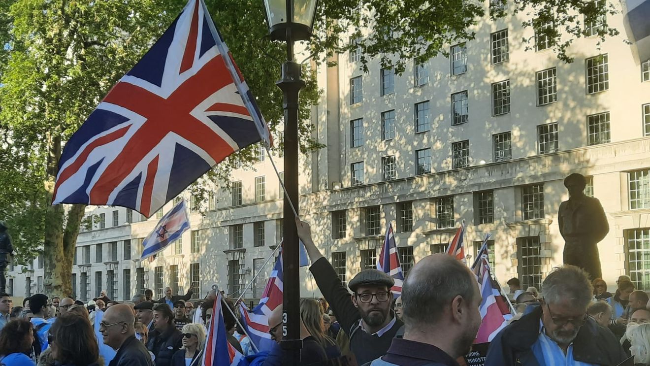 Zeci de mii de oameni protestează la Londra în cadrul unor marșuri rivale - mitingurile „Unite the Kingdom” și pro-Palestina