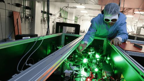 Premieră în cercetarea mondială: Laserul de la Măgurele a atins puterea maximă pentru care a fost proiectat și este cel mai puternic din lume