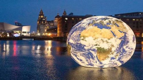 Floating Earth. O sculptură de mari dimensiuni a Pământului va pluti pe apă 10 zile la Timișoara / E printre ultimele evenimente din programul Timișoara Capitală Culturală Europeană