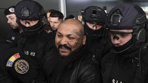 Manelistul Dani Mocanu și fratele său au fost aduși în România / Cei doi interlopi sunt condamnați la închisoare pentru tentativă de omor