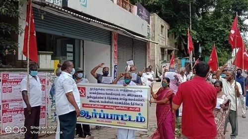 Val de indignare în India împotriva violențelor poliției, după ce doi bărbați, tată și fiu, arestați pentru că au ținut magazinul deschis după ora legală, au decedat ulterior la spital / Familia îi acuză pe poliţişti de violenţe împotriva lor şi afirmă că ei sufereau de hemoragii rectale