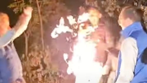 VIDEO Politicieni liberali, filmați în timp ce probează cu bricheta o conductă de gaze