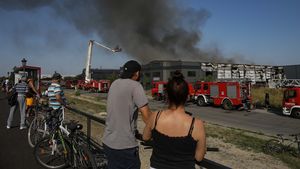 VIDEO Incendiu puternic în Mogoșoaia. A fost emis mesaj RO-Alert/ 15 autospeciale intervin să stingă flăcările dintr-o hală de 2000 mp, unde erau depozitate piese aeronautice