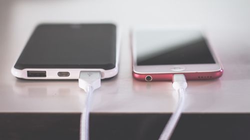 Bărbat reţinut pentru încheierea în fals de contracte cu o companie de telefonie mobilă pe baza cărora urma să primească mai multe colete cu telefoane