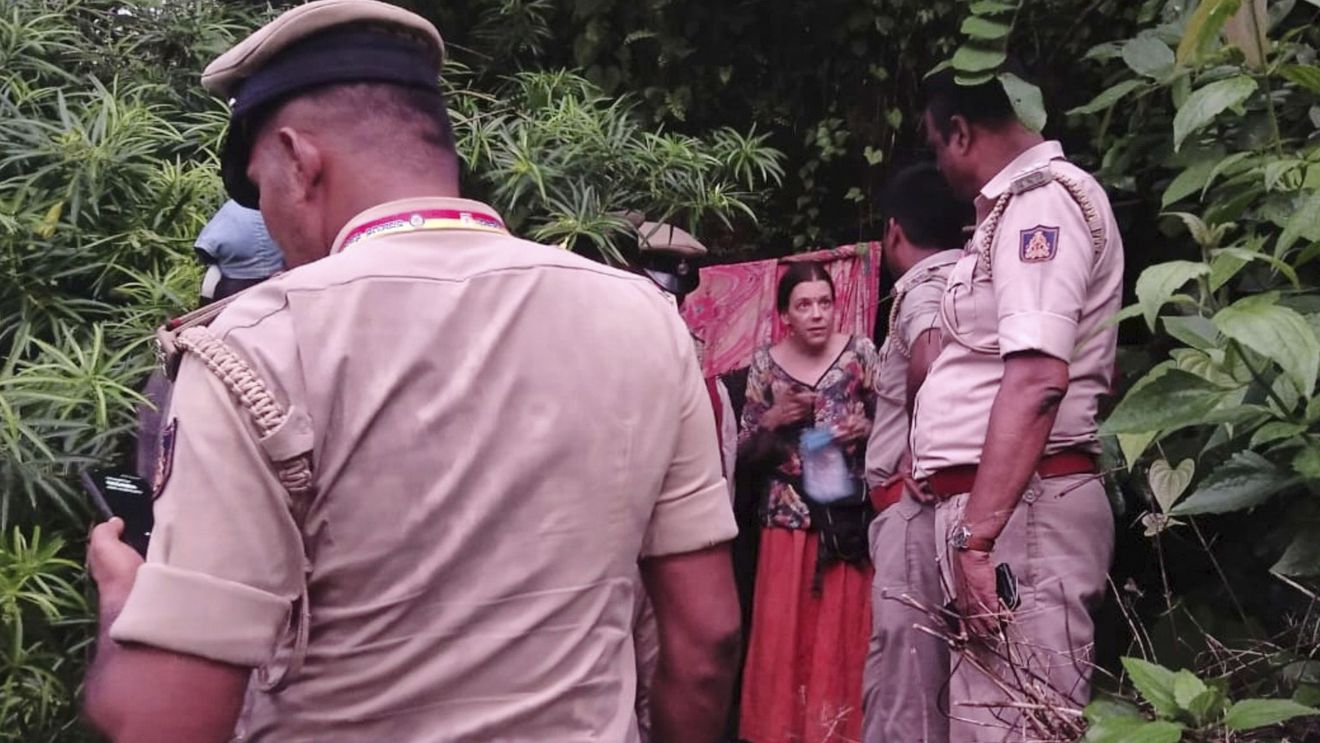 VIDEO Misterul mamei rusoaice și al copiilor săi găsiți într-o peșteră din India