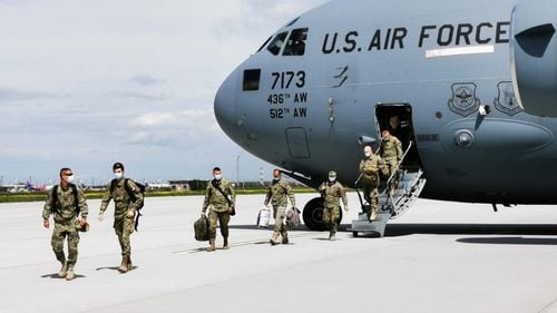 Primii 70 de militari români s-au întors din Afganistan / Planul de retragere se va încheia în septembrie, dar calendarul repatrierii nu este public, din motive de securitate