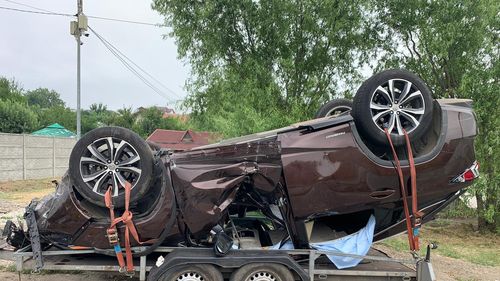 Mașina care pătrunde prin barierele coborâte, înainte de trecerea trenului de Constanța, a fost identificată o oră mai târziu, răsturnată pe DN3. UPDATE: Incidentele, produse de același autor