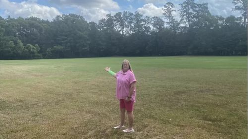 O femeie din Texas a fost atacată de un șoim și de un șarpe în același timp, după ce pasărea  a scăpat din greșeală șarpele contorsionat pe ea