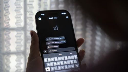 VIDEO xAI lansează Grok Vision, ce permite utilizatorilor să îndrepte camera telefonului spre diverse obiecte și pună întrebări, funcții disponibile deja pentru ChatGPT și Gemini