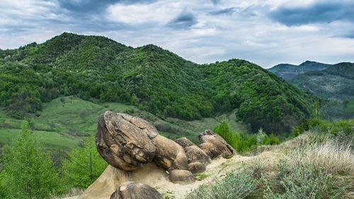 Drum turistic deviat ca urmare a riscului de alunecare al trovanţilor de la Ulmet, în Ținutul Buzăului