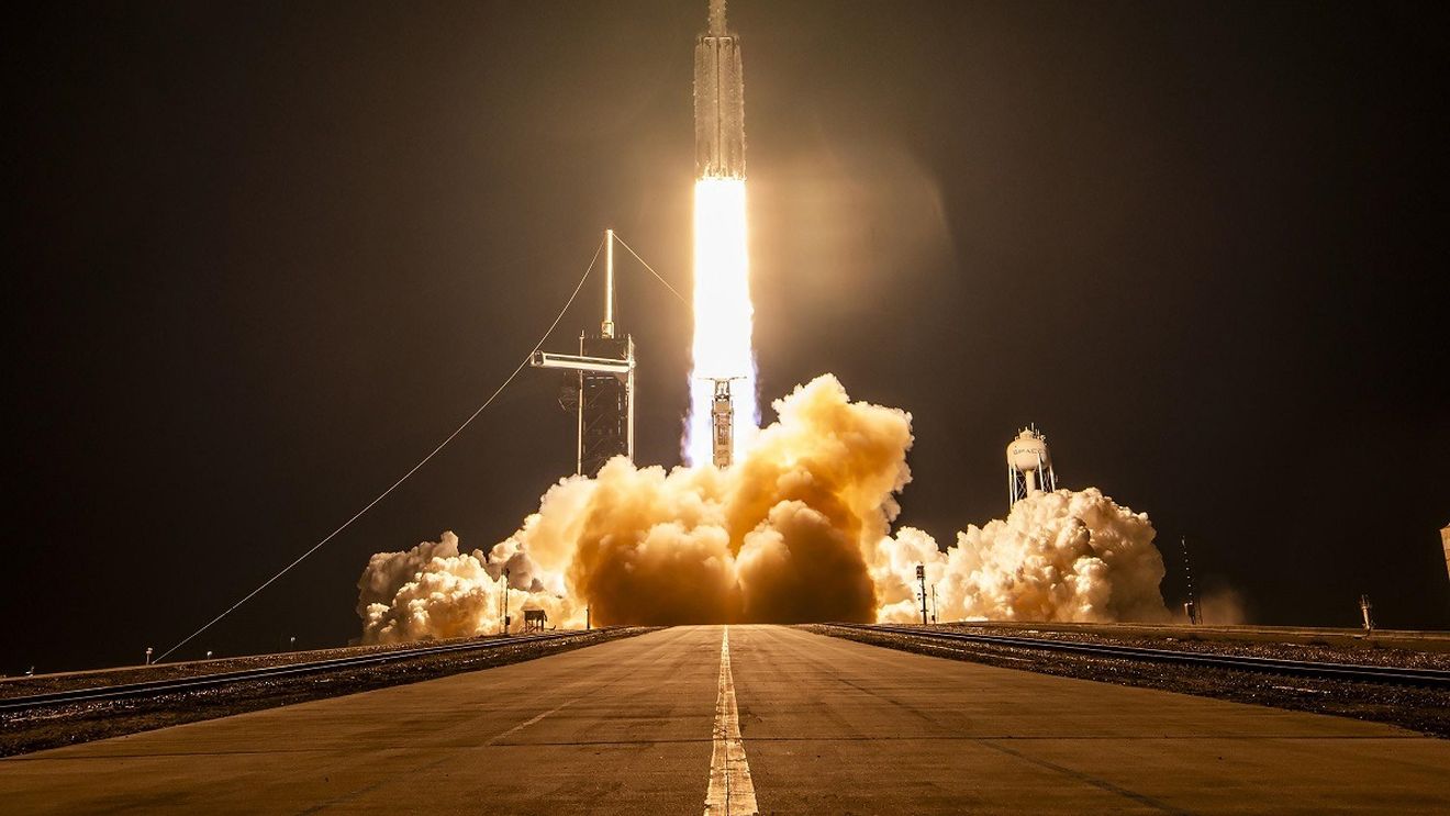 SpaceX a lansat o misiune către Staţia Spaţială Internaţională pentru a-i readuce pe Terra pe doi astronauţi blocaţi în spaţiu