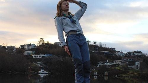 Tineri din România și Serbia se pregătesc într-o tabără militară de tip bootcamp, lângă Reșița / Cu vârste între 14 și 20 de ani, tinerii se pregătesc, sub coordonarea pompierilor militari