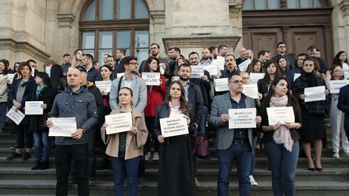 VIDEO Zeci de magistrați au protestat din nou în fața Palatului de Justiție din București: ”Independența noastră, libertatea voastră”, ”Respectați avizul Comisiei de la Veneția”