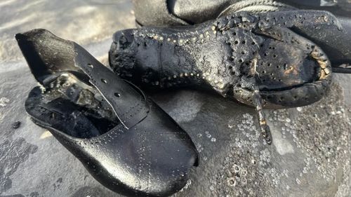 Misterul pantofilor de pe plajă / Sute de pantofi din epoca victoriană au ajuns pe o plajă din Țara Galilor / Nimeni nu știe de unde provin