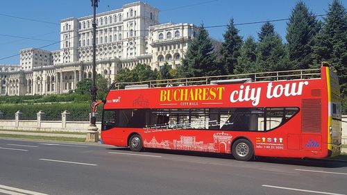 Autobuzele cu etaj Bucharest City Tour au trecut la program de toamnă / Ultimul autobuz care pleacă din Piața Unirii spre Piața Presei va fi la ora 20:00