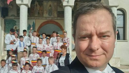 UPDATE Mihai Tîrnoveanu, un ultranaționalist cu discurs antimaghiar, în fruntea protestatarilor care au întrerupt discursul lui Viktor Orban, la Băile Tușnad/ ”Transilvania, pământ românesc”, afișat pe un banner uriaș/ Tîrnoveanu a incitat populația împotriva maghiarilor din Valea Uzului (video)