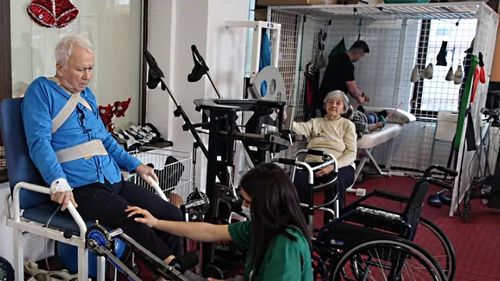 ”M-am trezit cu dureri puternice de spate și abdominale. După o jumătate de oră, nu-mi mai simțeam corpul de la brâu în jos” (P)