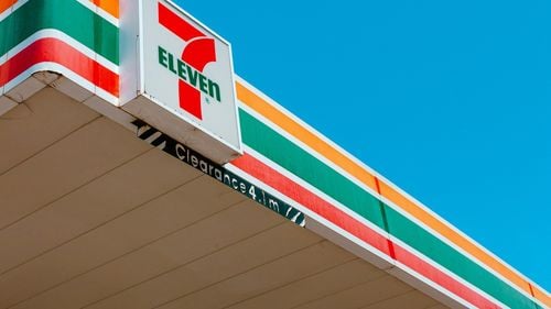 Proprietarul japonez al lanțului de magazine 7-Eleven respinge o ofertă de preluare de 38 de miliarde de dolari, din partea unui rival canadian: E subevaluată „grosolan”
