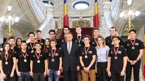 Echipa de liceeni care reprezintă România în competițiile internaționale de robotică a plecat miercuri seara în Rusia / Însoțitorul lor, Ionuț Panea de la ASE București: Am fost și acum o lună tot acolo… știți cum era viața la Sankt Petersburg? Pe nimeni nu interesa de Ucraina