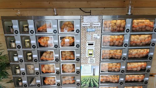 Un fermier din Bihor a deschis primul automat din România pentru vânzarea cartofilor / ”Tu, ca fermier, rămâi ocupat toată ziua cu vânzarea, în loc sa te ocupi cu munca la câmp”