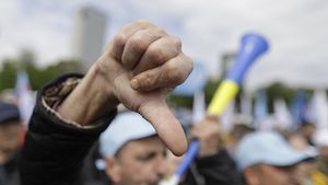 Militarii în rezervă şi poliţiştii de penitenciare protestează, marți, la sediile centrale ale PSD și PNL / Ei reclamă că au fost ”minţiţi” şi ”umiliţi” și cer ”dreptul la un trai decent, la demnitate şi la onoare”