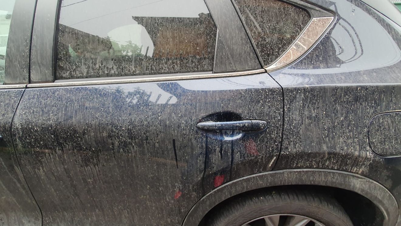 FOTO Praf saharian în Capitală: Bucureștenii și-au găsit mașinile acoperite de un strat roșiatic