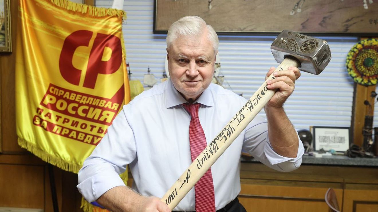 FOTO Un politician rus de rang înalt pozează cu barosul trimis de Prigojin ca omagiu pentru trupele Wagner / Arma a devenit simbolul răzbunării, după ce un presupus dezertor Wagner a fost executat cu un baros similar