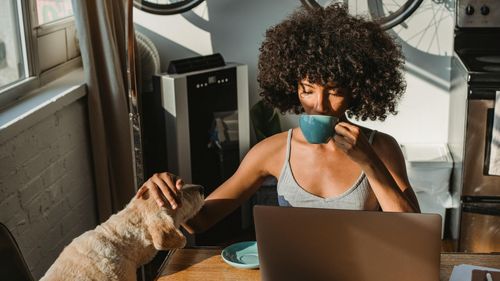 1 din 4 membri ai generației Z din America spun că au renunțat la animalele lor de companie din cauza costurilor ridicate