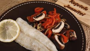 Merluciu la tigaie cu garnitură de ciuperci, ardei și fenicul/ Poți găti peștele și în cuptor sau friteuză