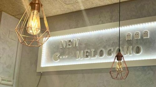 New Melocomo, bar spaniol deschis de români în Valencia / La început, Georgiana și Costin au lucrat ei pentru alte restaurante / Sosul din două ingrediente, preferat de spanioli și vizitatori: muștar și miere