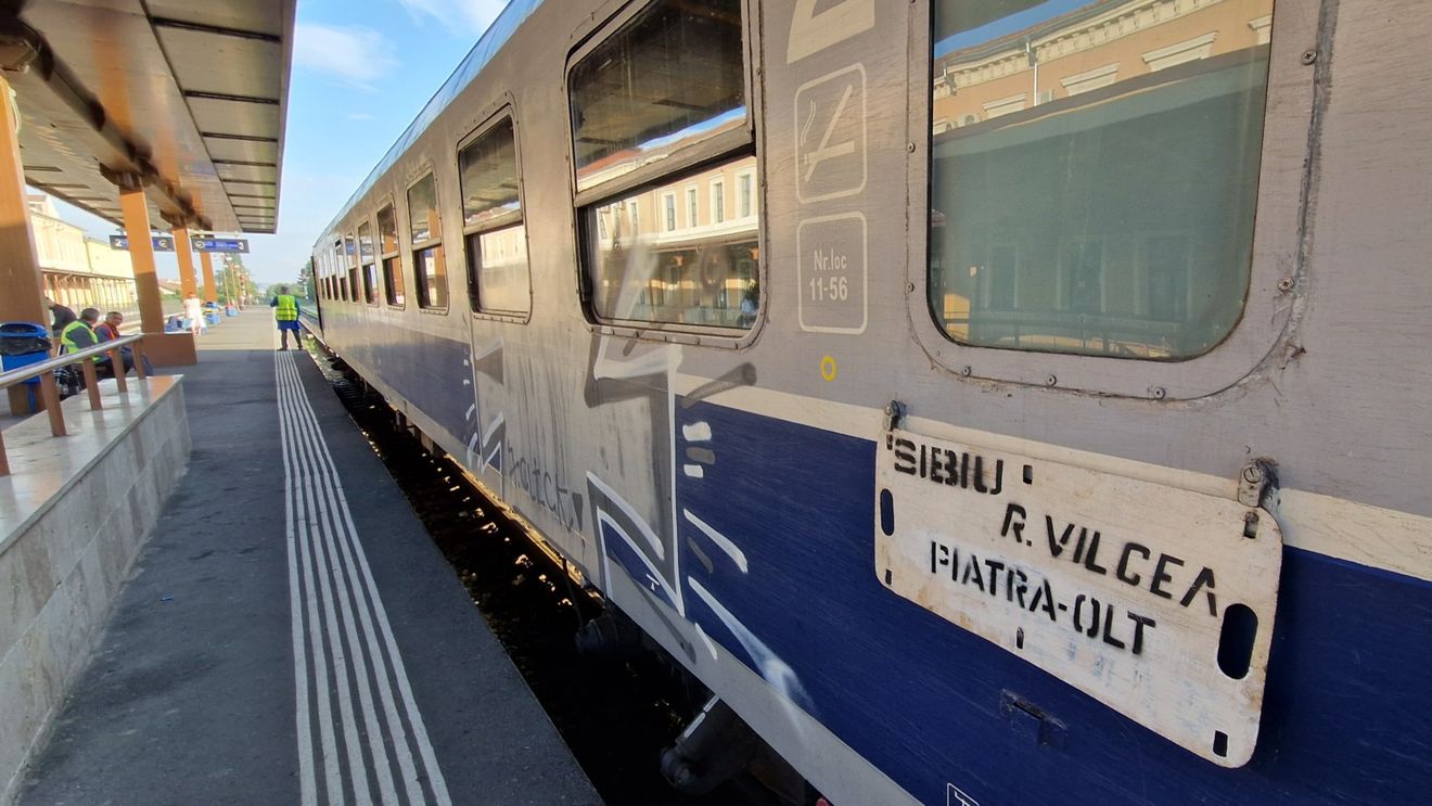 Călătorie cu trenul, pe Valea Oltului: Odată urcat, te lovește mirosul de umezeală, de rânced și stătut / Ușa vagonului e blocată și toți călătorii ocolesc prin capăt