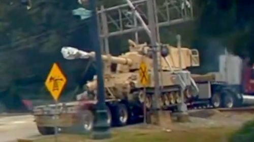 VIDEO Momentul în care un tren de marfă lovește un tanc de asalt, în SUA