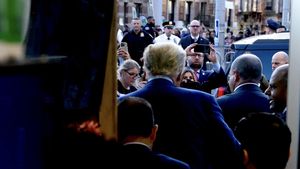 Trump, ameninţat din nou cu ”încarcerarea” şi amendat cu 1.000 de dolari de judecătorul Merchan în procesul penal de la New York
