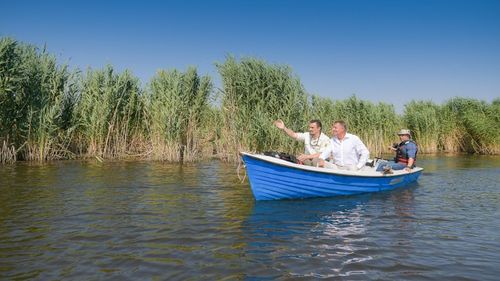 ”Am avut în ultimele săptămâni tragedie după tragedie” / Klaus Iohannis, la trei zile după revelație: Delta Dunării, soare, liniște, odihnă, poze, zâmbete, ținută all white