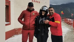 Salvamontiștii argeșeni au returnat o borsetă cu câteva mii de euro unei motocicliste din Israel / ”Dar și când este un dram de noroc... borseta putea să nu cadă fix în fața bazei Salvamont”