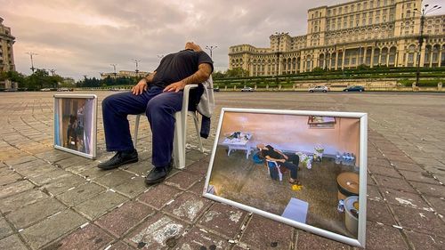 VIDEO Un ziarist turc a protestat în Piața Constituției pentru a atrage atenția asupra situației deținuților politic din Turcia