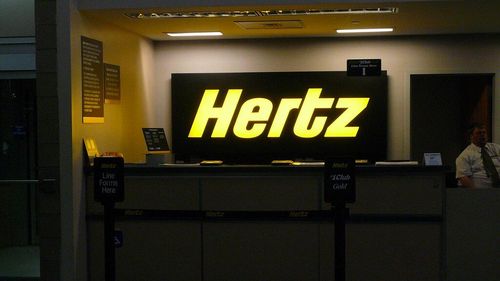 Firma de închirieri auto Hertz anunță că un grup de hackeri a furat datele unor clienți în urma unui atac cibernetic