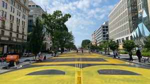 VIDEO Primarul din Washington DC a scris cu litere uriașe ”Black Lives Matter” pe strada care duce spre Casa Albă/ Replica lui Trump: Primar incompetent, Garda Națională a salvat-o de o mare jenă