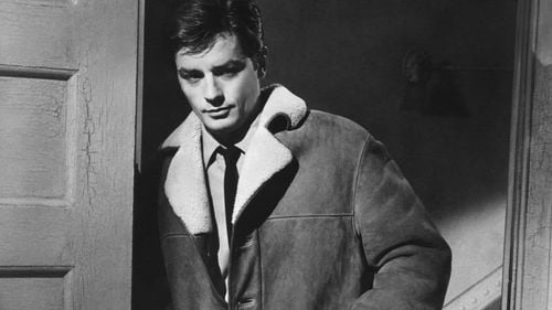 Actorul care a dat în România numele unei haine / Cum a ajuns ”alendelonul” haina care a înnebunit o țară întreagă în anii '70 -'80