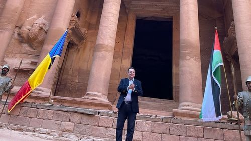 Drapelul României, arborat la Petra, unul din cele mai vizitate obiective turistice din Iordania / Podul Abdoun din Amman va fi iluminat pentru trei zile în roșu, galben și albastru