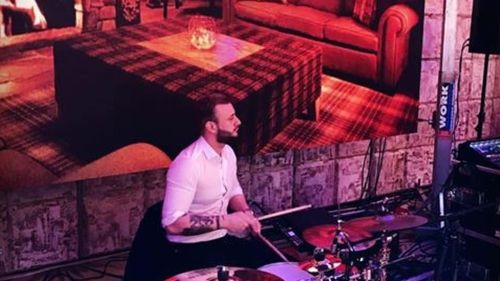 Darius Pop, deputat AUR de Maramureș, este de profesie toboșar. El i se adresează lui George Simion, liderul partidului, cu apelativul”Căpitanul”, folosit în trecut de legionari, și este un admirator al lui Ion Antonescu